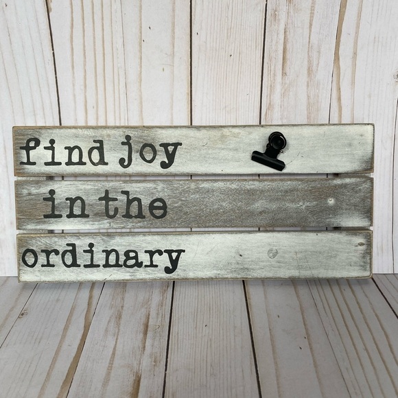 Wooden find joy sign with paper clip - Picture 1 of 6